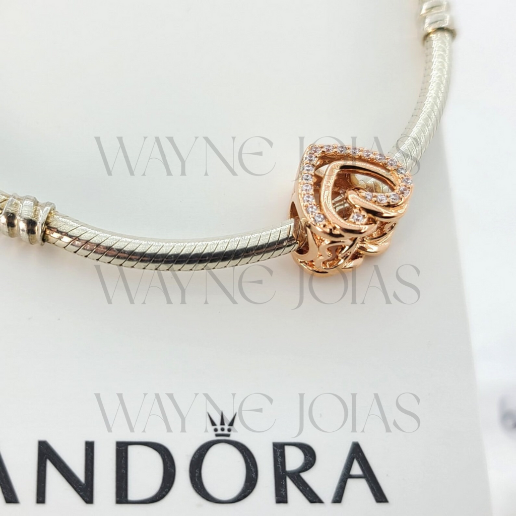 Charm de corações entrelaçados cintilantes