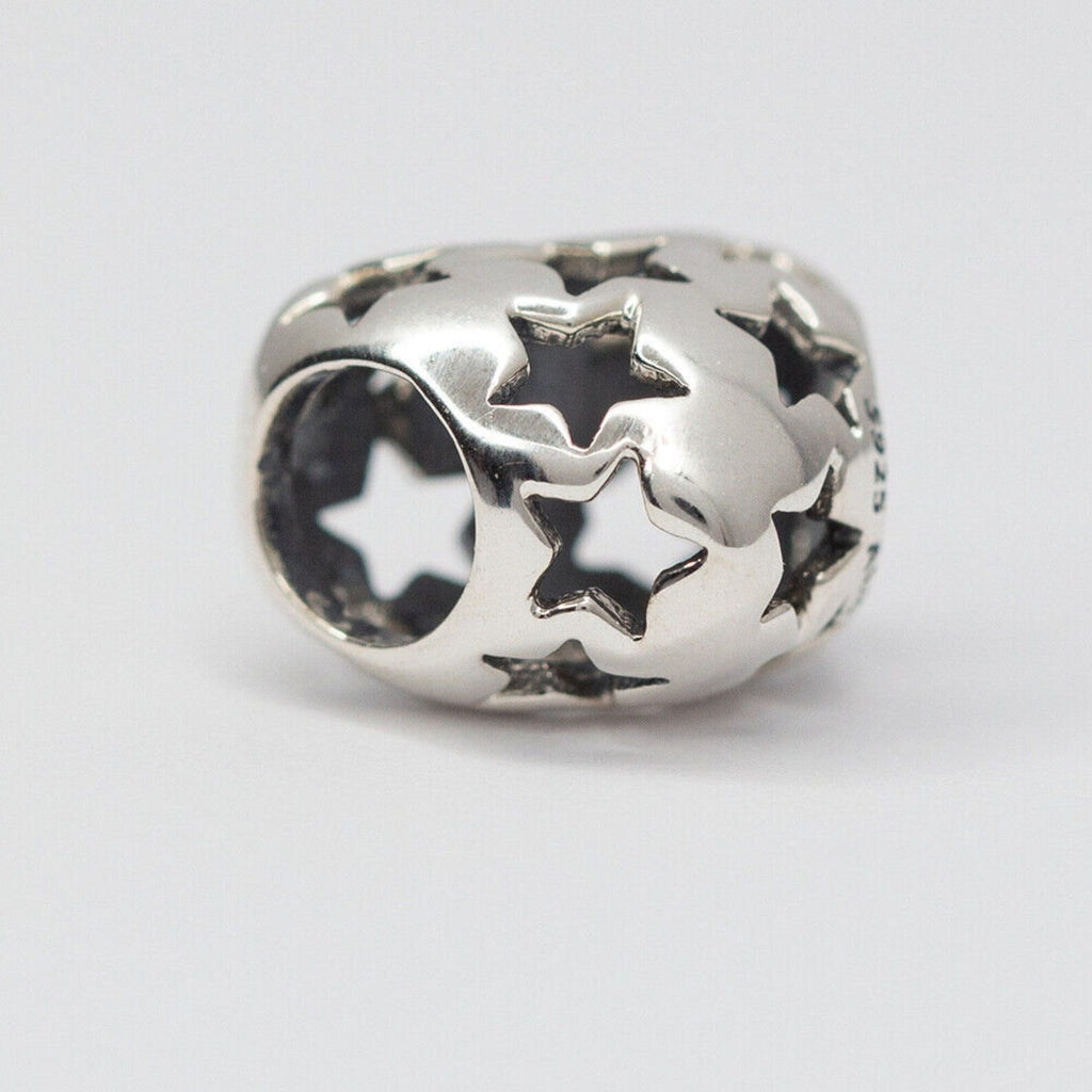 Charm de prata coração vazado com estrelas vazadas